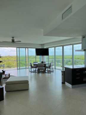 Beach, pool 3BR Apartment - 8 guests